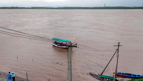 Second warning issued as Godavari touches 48 feet mark at Bhadrachalam