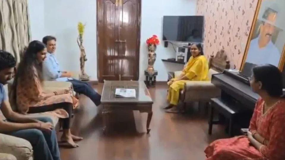 KTR visits family of BRS candidate Maganti Sunitha Gopinath