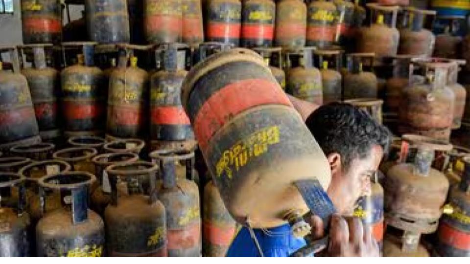 Commercial LPG shortage hits restaurants in Hyderabad