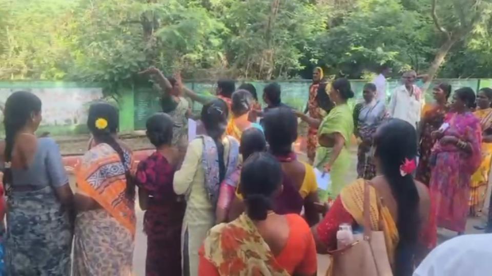 Video of Women clash with footwear in Gajwel over urea shortage