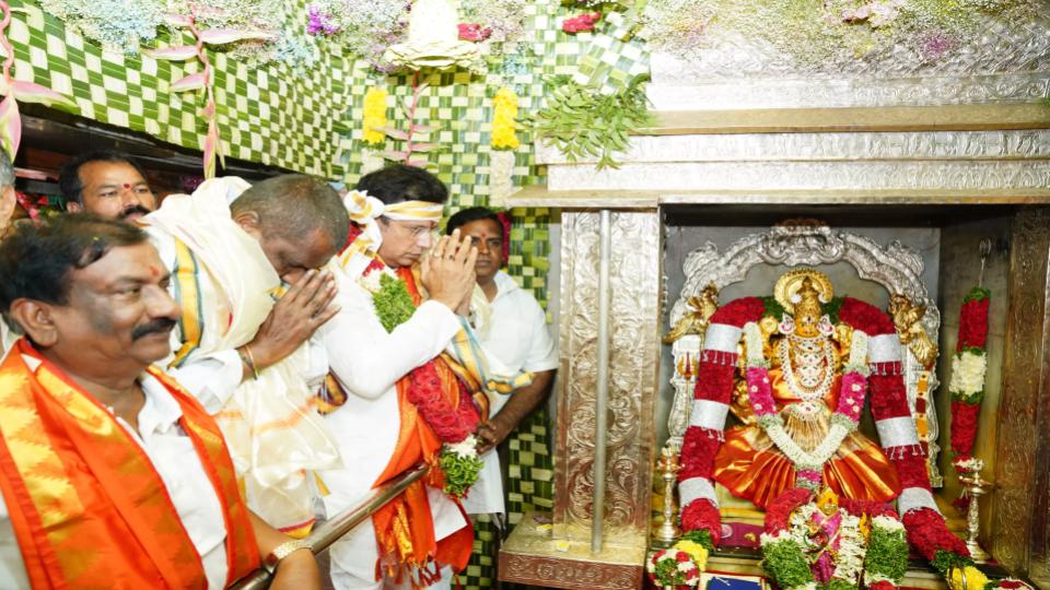 Sridhar Babu Offers Special Prayers at Akkanna Madanna Temple in Haribowli