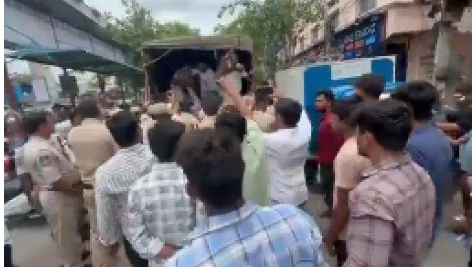 Job aspirants detained for protesting against CM in Dilsukhnagar