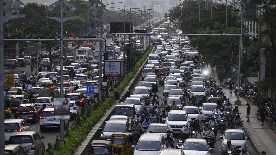 Cyclone Montha triggers massive traffic jams, paralyzes Hyderabad IT corridor