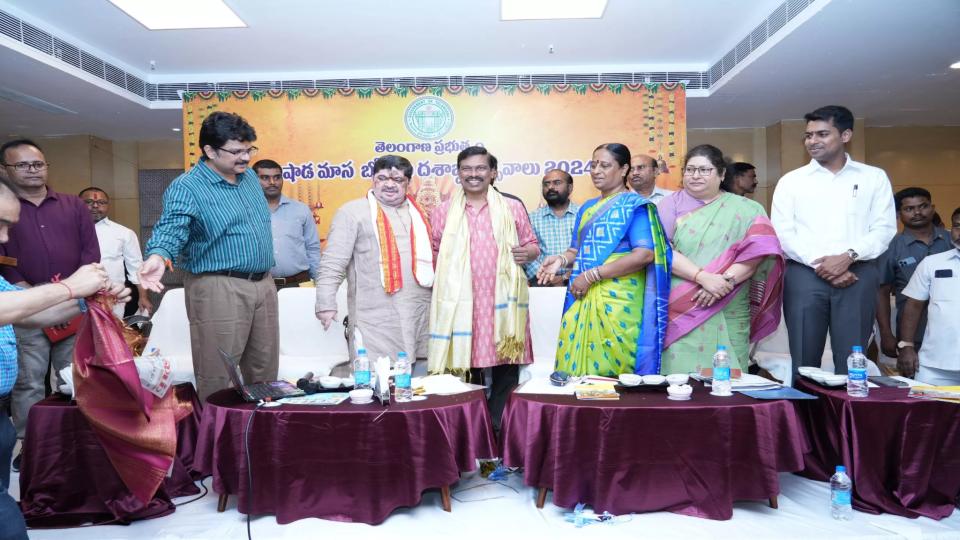 ministerkondasurekhadistributeschequestotemplecommitteesforbonalu