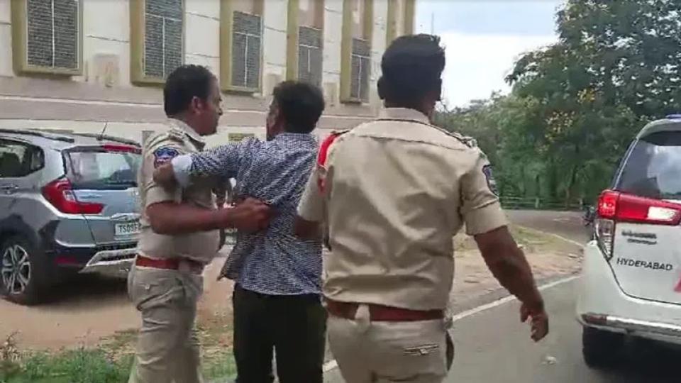 hyderabadpolicedetaintvjournalistfor‘covering’protestonoucampus