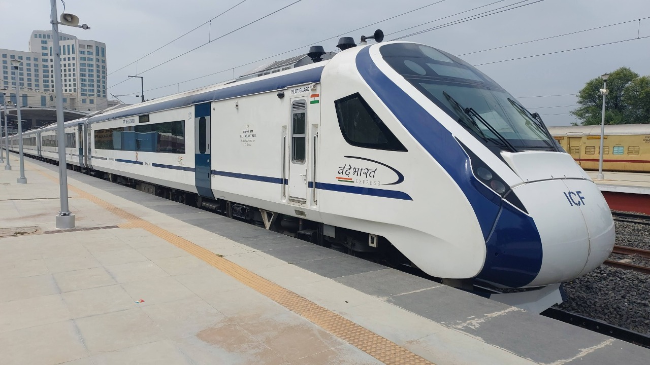 moditoflagoffnagpurhyderabadvandebharatexpresstrain