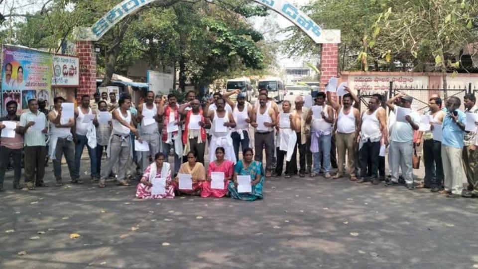 TGSRTC employees JAC staged protest in Karimnagar