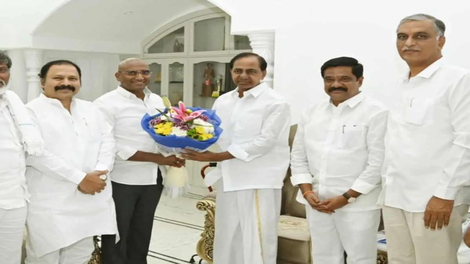 After quitting BSP, Praveen Kumar joins BRS