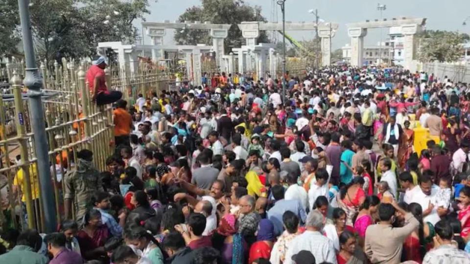 Devotees attacks convoy of minister Adluri Laxman 