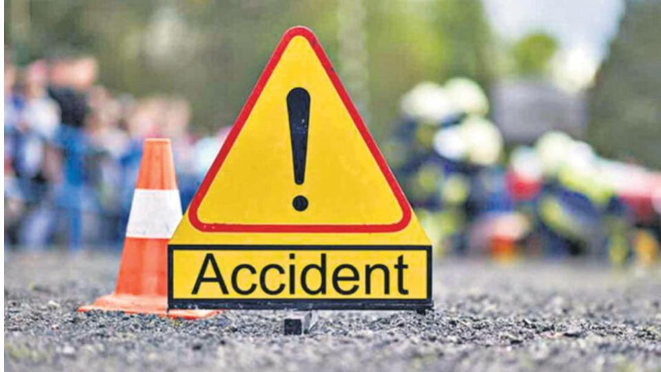 twopeoplekilledinroadaccidentnearkondannapallikarimnagar