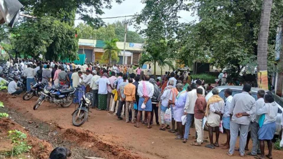Farmers queue up for urea amid heavy rains in Gadwal