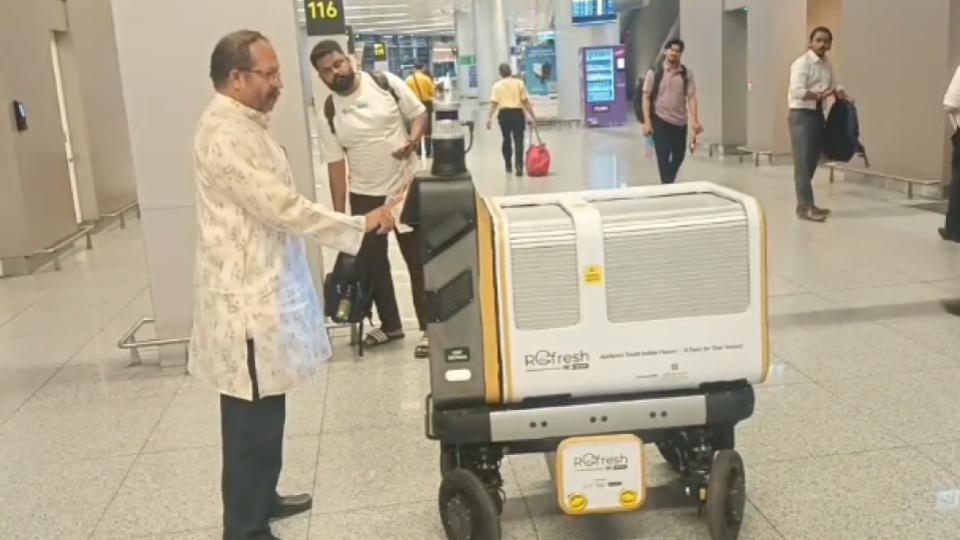 Video of RGI airport tests robot for food delivery to flyers