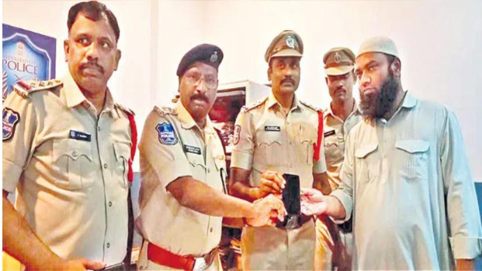 Golconda police return 24 lost mobile phones to owners