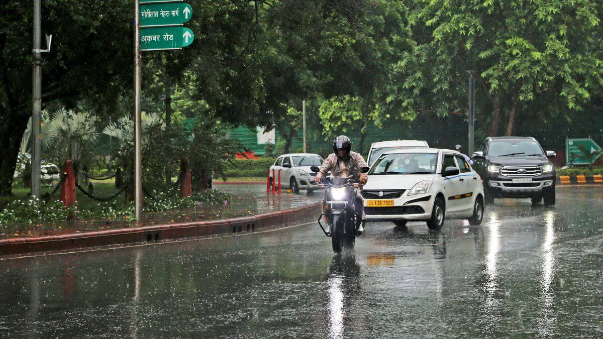 Hyderabad sees dramatic weather change, witnesses heavy thunderstorms after hot noon