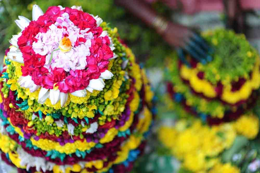 governorcmgreetwomenonbathukammafestival