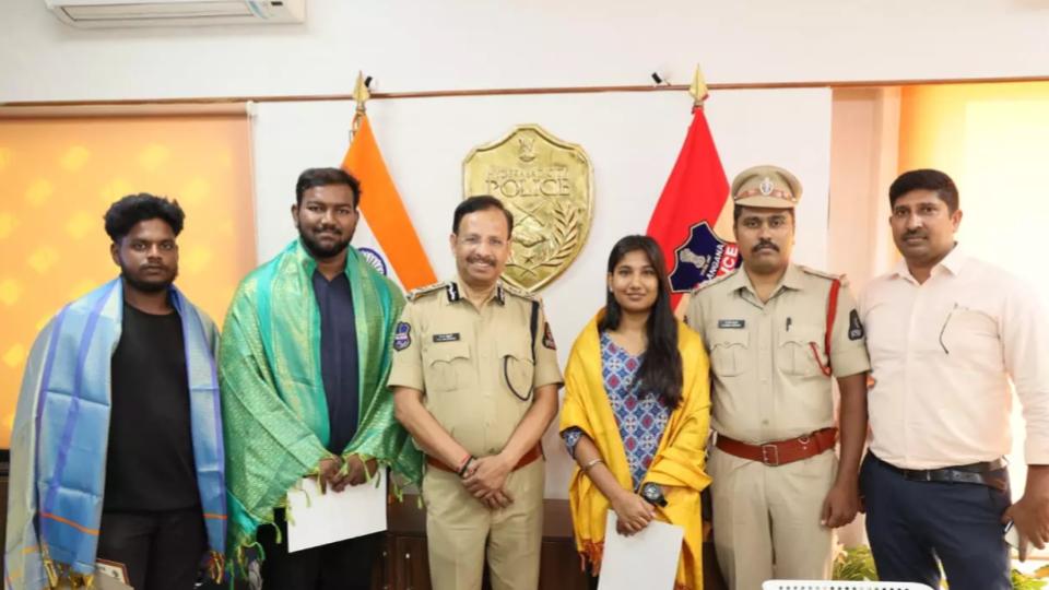 hyderabadcpsajjanarhonorsbravecitizensforrescuingminorgirl