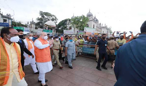 ghmcpolls:amitshaharrivesinhyderabadpraysatcharminartemple