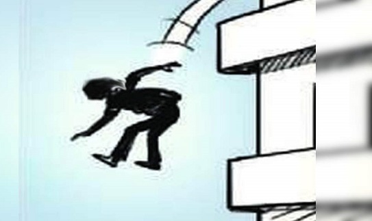 manjumpstodeathfrom18thfloorofbuildinginhyderabad