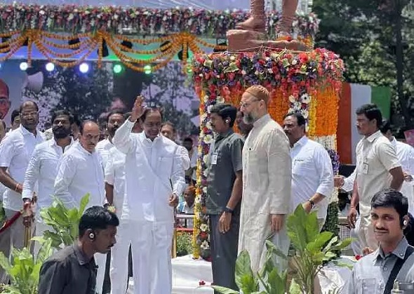 CM KCR pays grand tribute to Jawaharlal Nehru at Hyderabad, sends clear message to BJP 