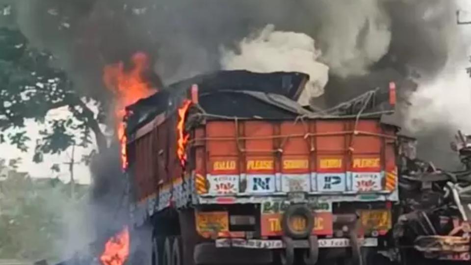 twodriversburntaliveinkhammamroadaccident