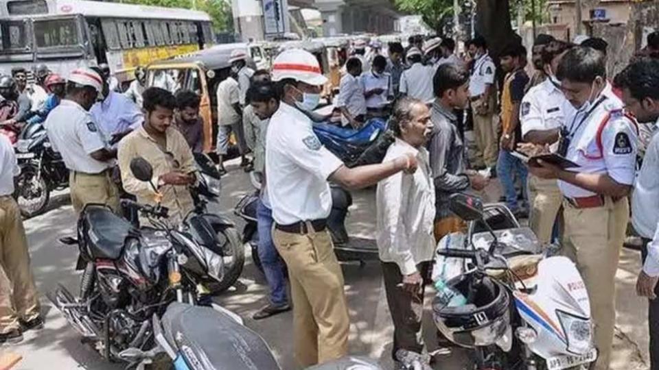 Telangana HC orders police not to stop, force citizens to pay traffic challans