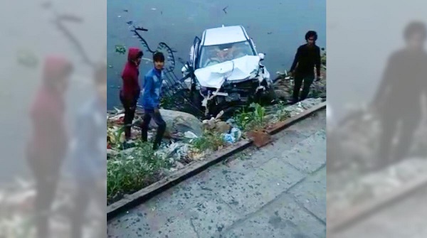 carfallsintohussainsagarhyderabadthreeinjured