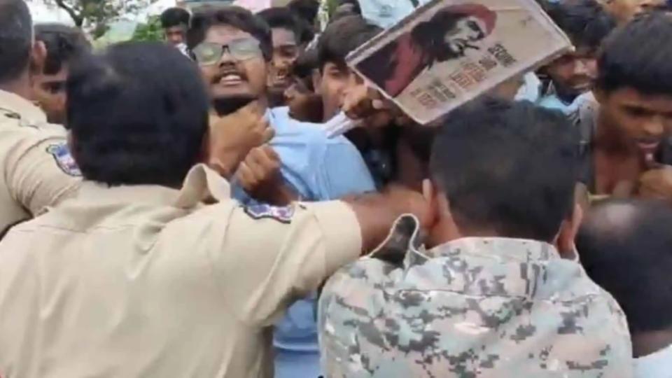Police officer grabbed students throat at Mahabubabad protest