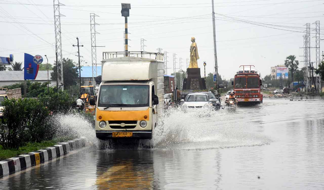 imdissuesredalerttodayasheavyrainfallpoundshyderabad