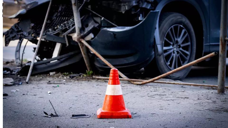 Two cars collided near Taj Circle in Moinabad, 1 dead and 6 injured