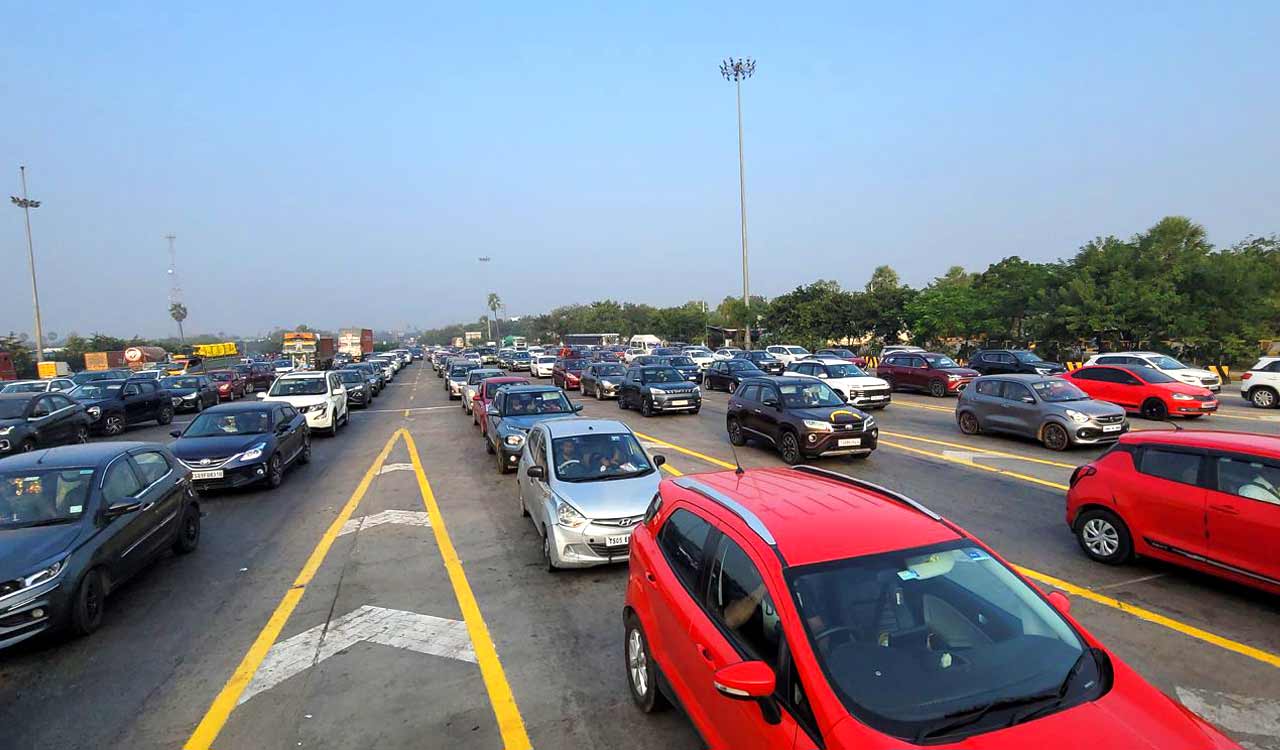 sankranthirushsees900vehiclescrossingtollplazaeveryhouratpantangi
