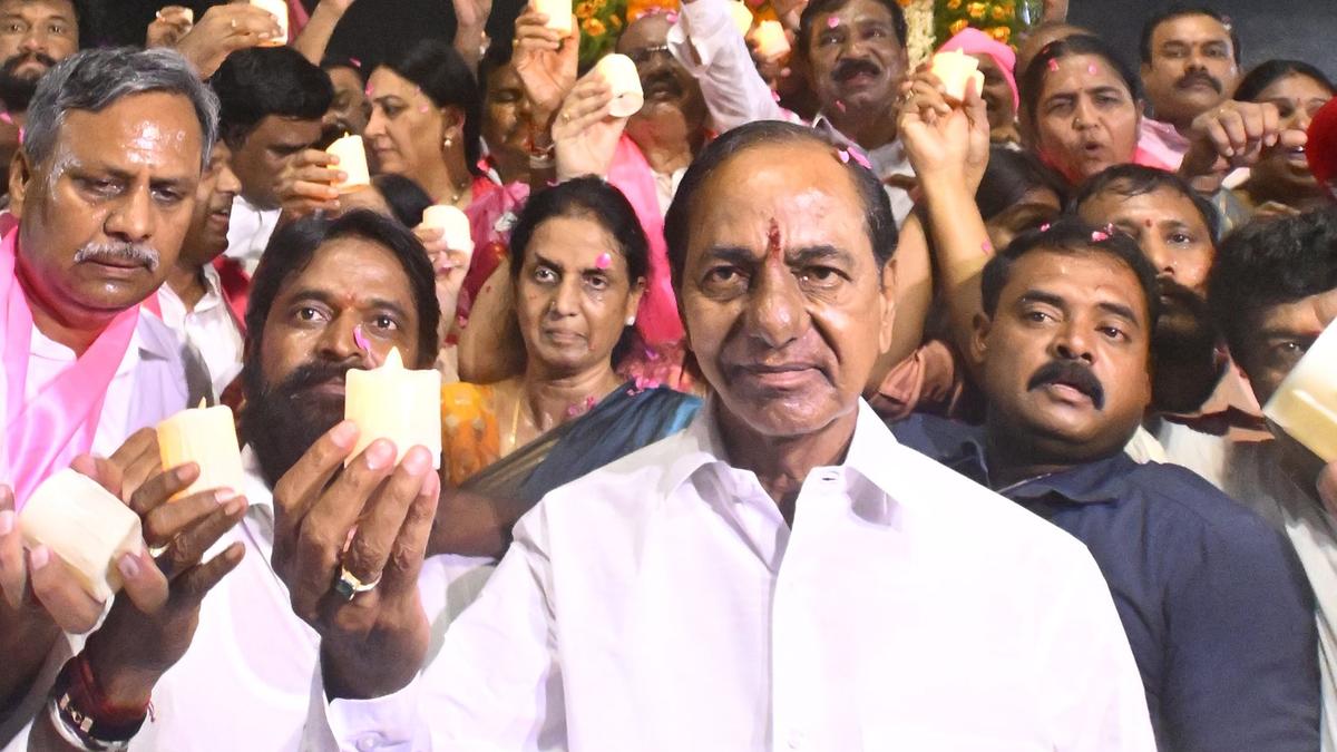 brscadrehoistpartyflagspaystributestoideologuesmartyrsaheadofsilverjubileemeetatelkathurthy