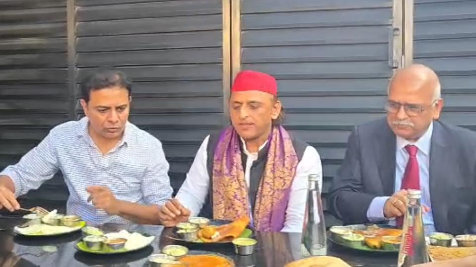 Akhilesh and KTR have lunch at Rameshwaram Cafe in Madhapur