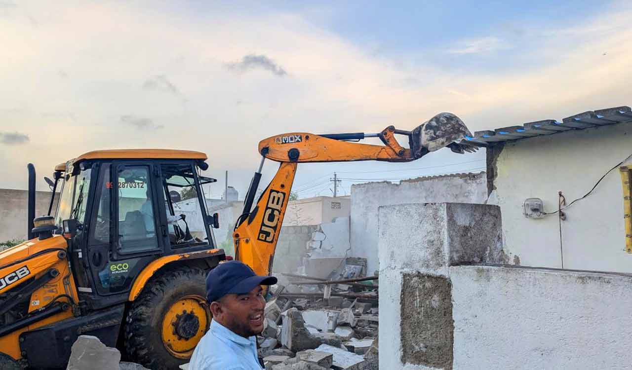 demolitiondriveinmahabubnagar:75housesrazedat3am