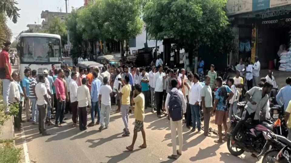 Farmers stage protest due to lack of seeds in Toopran