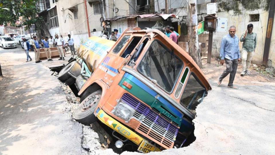 Private water tanker collapse in Banjara Hills, no casualties