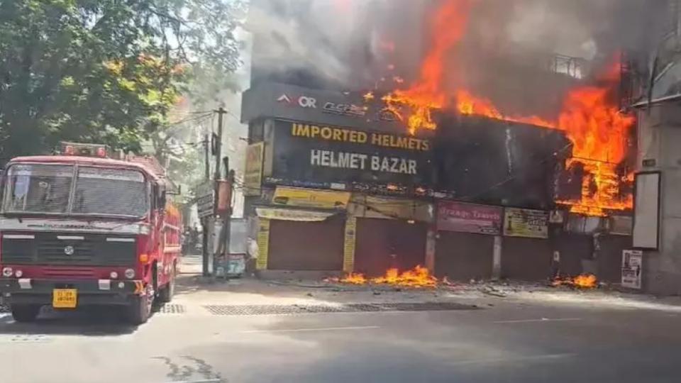 massivefirebreaksoutatameerpetshoppingcomplex