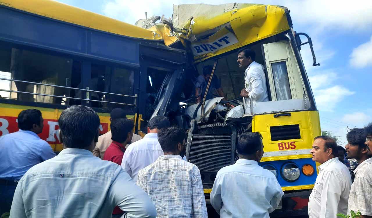 driverkilledanotherinjuredinheadoncollisionoftwobvritcollegebuses