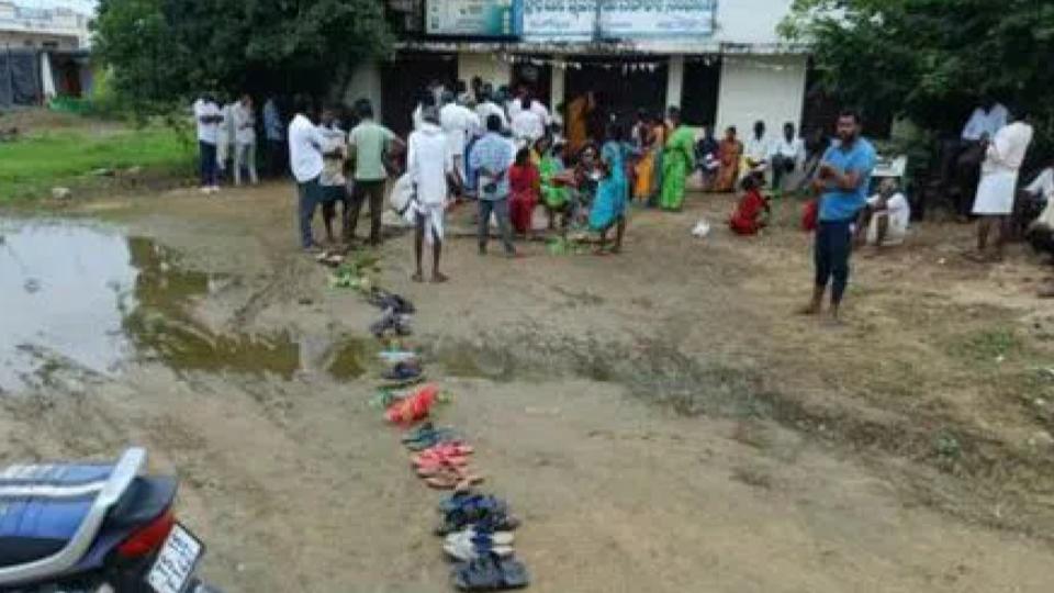 BRS leader provides free meals to farmers waiting for urea in Kothagudem