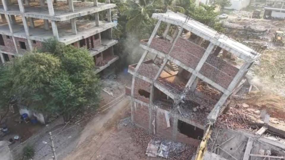 HYDRAA demolishes illegal construction in Shastripuram
