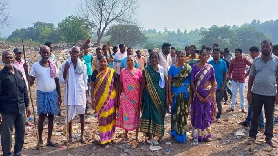residentsprotestgarbagedumpingingraveyardinkothagudem
