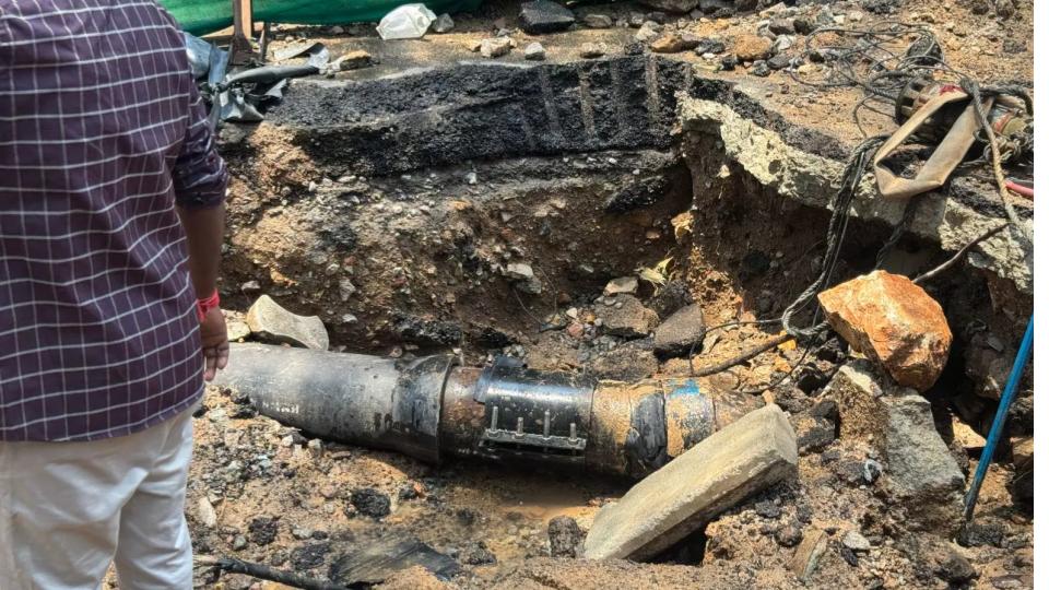 Ruptured Water Pipeline Repaired By HMWSSB At Manikonda