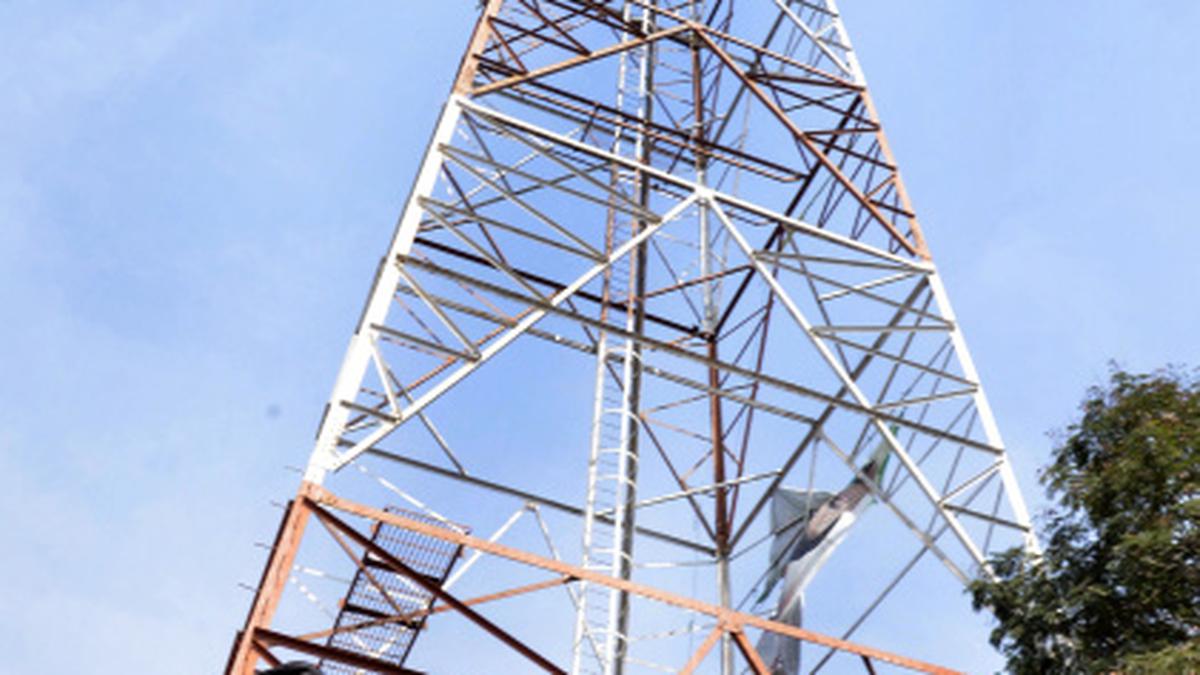 exhomeguardclimbsfloodlighttoweratlbstadium