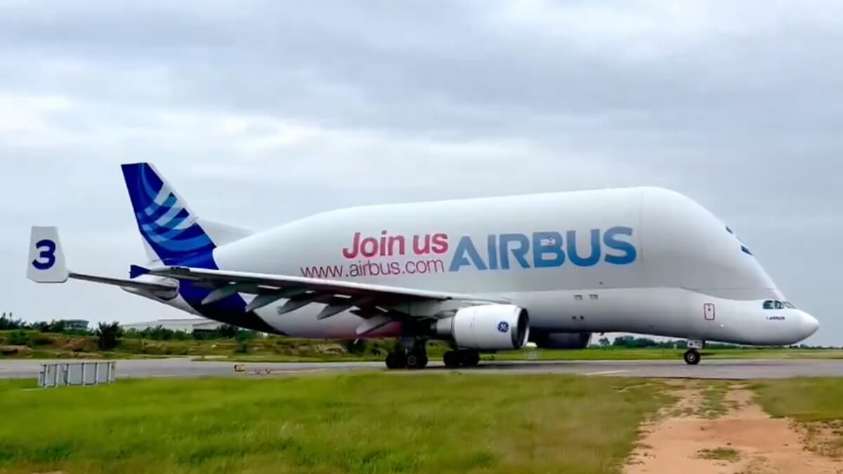 worldslargestcargoplaneairbusbelugalandsinhyderabadforthirdtime