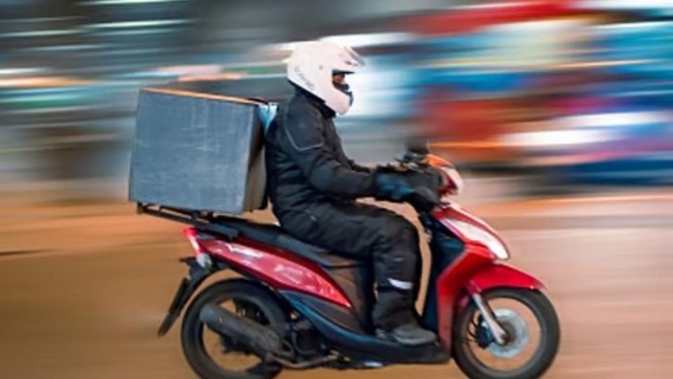 Bike delivery executive flees with gold jewellery in Jubilee Hills
