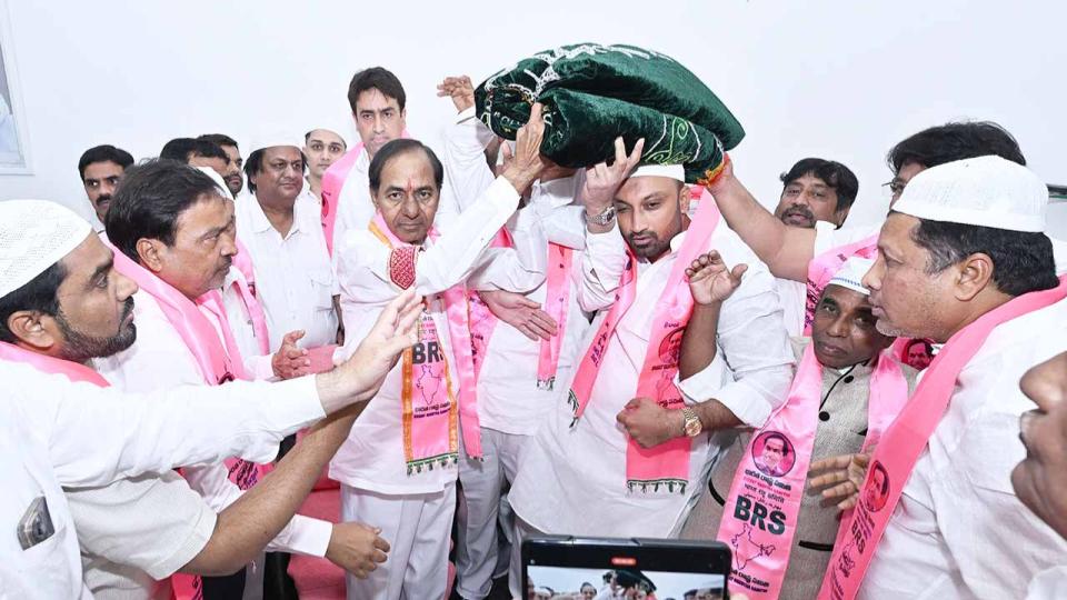 KCR distributes cheques to MBBS students amd offers chadar for Ajmer Urs