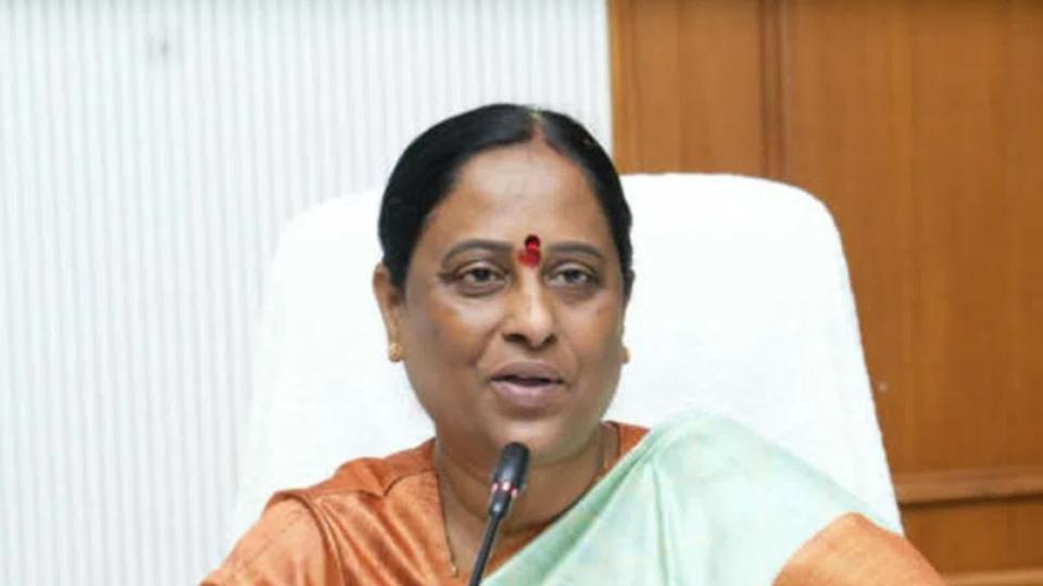 Konda Surekha suspends four temple staffers in Balkampet