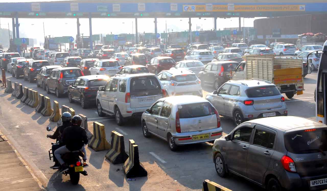 Sankranthi travel rush chokes Hyderabad roads, toll plazas see long queues