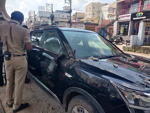 ironbeamfromunderconstructionflyoverfallsoncarinhyderabad