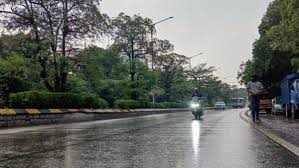 hyderabadreceivesrainfallaccompaniedbythunderandlightningonsaturdaymorning