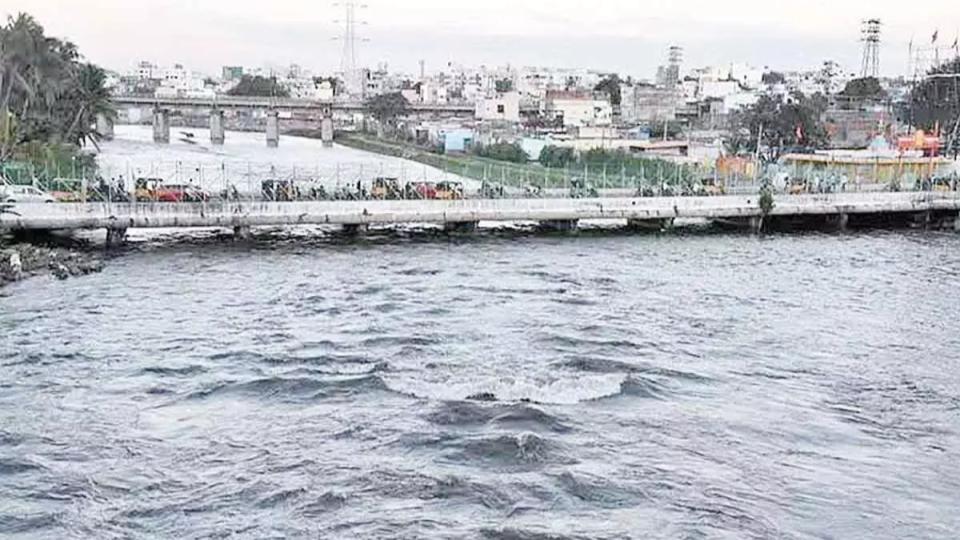 Heavy inflows force closure of Moosarambagh Bridge